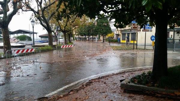 Il lago esonda a Laveno Mombello (inserita in galleria)