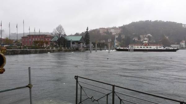 Il lago Maggiore a Laveno Mombello (inserita in galleria)