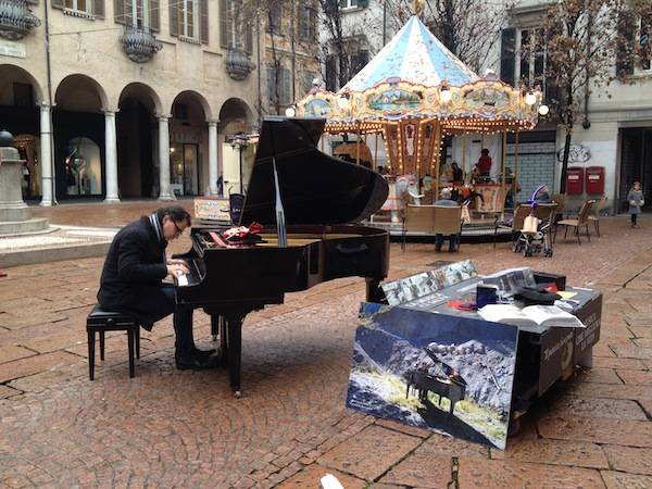 "Il pianista fuori posto" a Varese (inserita in galleria)