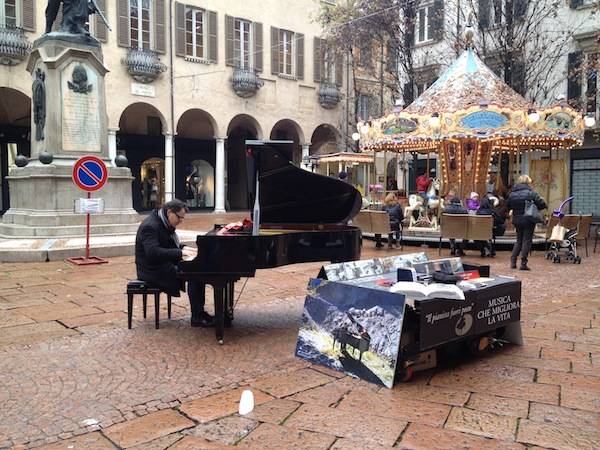 "Il pianista fuori posto" a Varese (inserita in galleria)