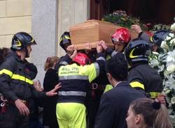 L'ultimo saluto alle vittime della fana (inserita in galleria)