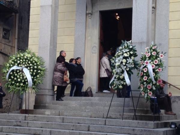 L'ultimo saluto alle vittime della fana (inserita in galleria)