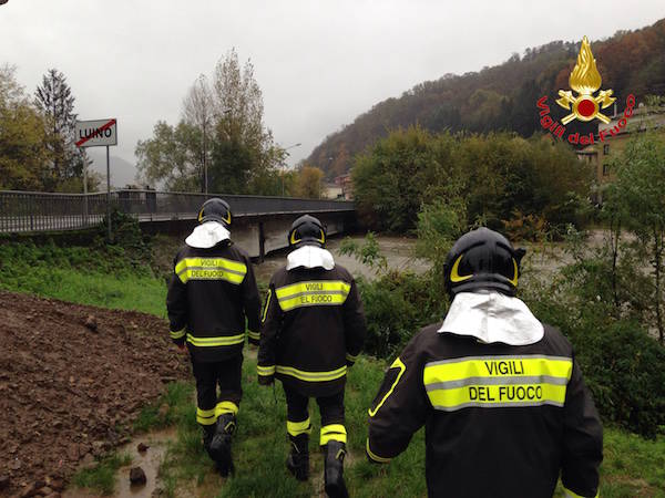 La chiusura del ponte sul Tresa a Luino (inserita in galleria)