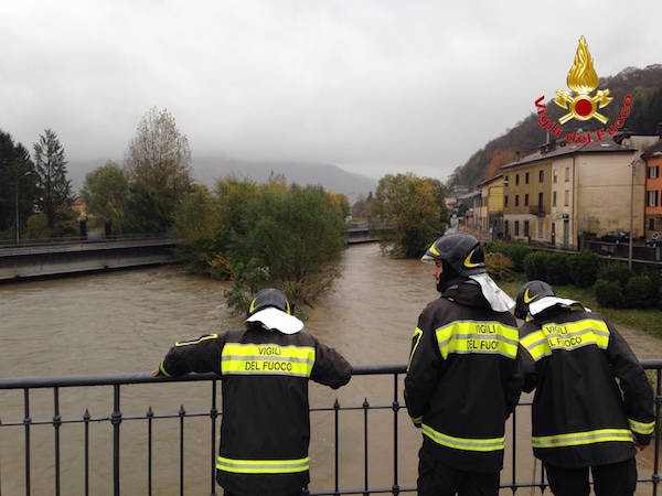 La chiusura del ponte sul Tresa a Luino (inserita in galleria)