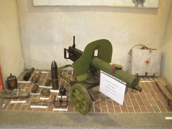 La mostra dei cimeli di guerra a Fagnano Olona (inserita in galleria)