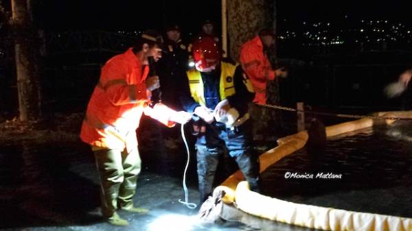 Pompieri in azione a Porto Valtravaglia (inserita in galleria)