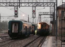 Treno deraglia alla stazione di Busto (inserita in galleria)