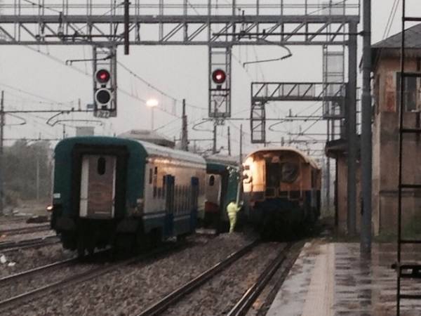 Treno deraglia alla stazione di Busto (inserita in galleria)