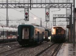 Treno deraglia alla stazione di Busto (inserita in galleria)