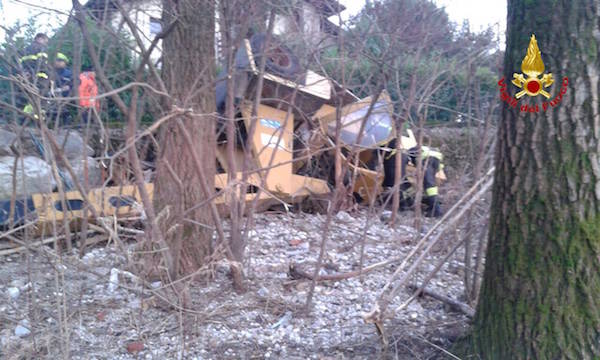 Autogru si ribalta a Leggiuno (inserita in galleria)