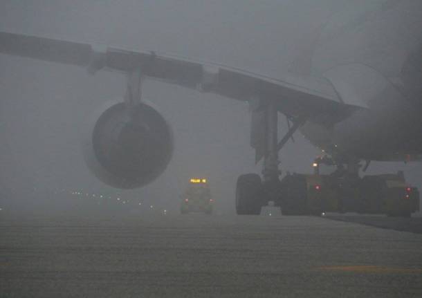 Il fascino della nebbia in aeroporto (inserita in galleria)