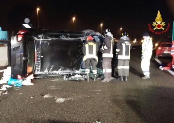 Incidenti stradali nella notte a Sesto Calende e sull'A8 (inserita in galleria)