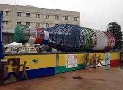 La bottiglia ecosolidale in piazza a Busto Arsizio (inserita in galleria)