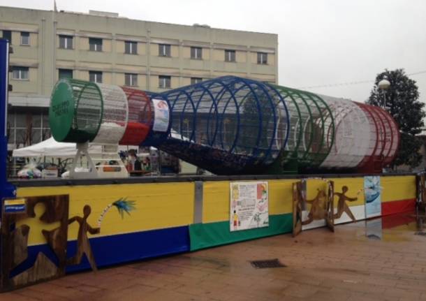 La bottiglia ecosolidale in piazza a Busto Arsizio (inserita in galleria)