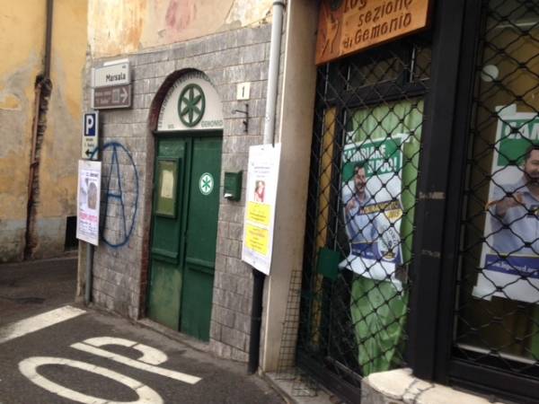 Scritte sulla sede della Lega a Gemonio (inserita in galleria)
