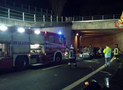 Si ribalta in autostrada, intervengono i Vigili del Fuoco (inserita in galleria)