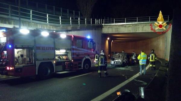 Si ribalta in autostrada, intervengono i Vigili del Fuoco (inserita in galleria)