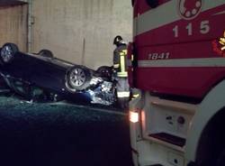 Si ribalta in autostrada, intervengono i Vigili del Fuoco (inserita in galleria)