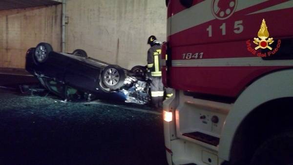 Si ribalta in autostrada, intervengono i Vigili del Fuoco (inserita in galleria)