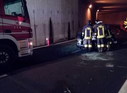 Si ribalta in autostrada, intervengono i Vigili del Fuoco (inserita in galleria)