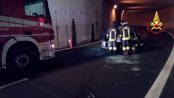 Si ribalta in autostrada, intervengono i Vigili del Fuoco (inserita in galleria)