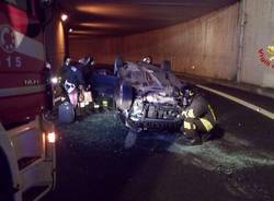 Si ribalta in autostrada, intervengono i Vigili del Fuoco (inserita in galleria)