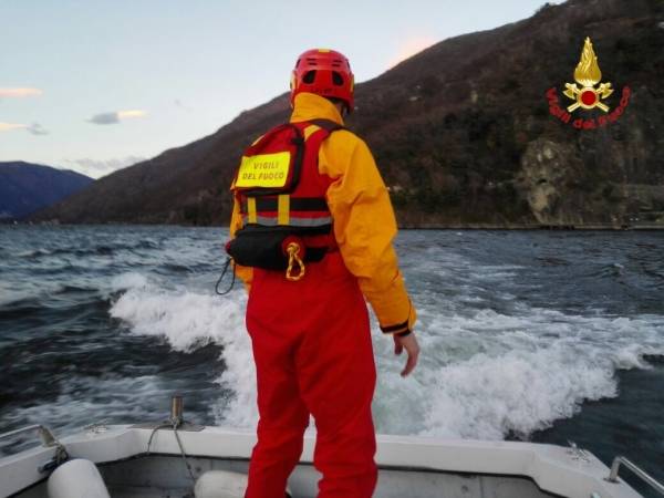 Vigili del Fuoco salvano surfista (inserita in galleria)