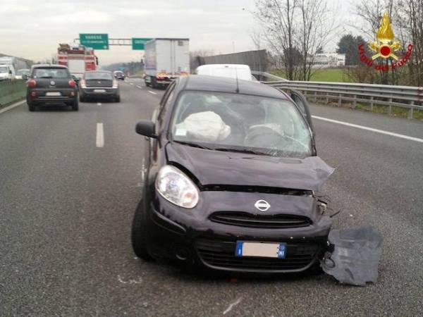 Auto contromano si schianta in autostrada (inserita in galleria)