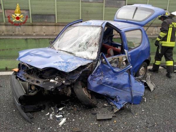 Auto contromano si schianta in autostrada (inserita in galleria)