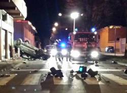 Auto distrugge semaforo, le foto (inserita in galleria)