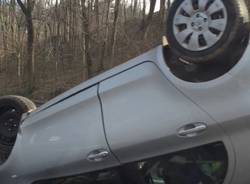 Auto ribaltata a Gavirate (inserita in galleria)