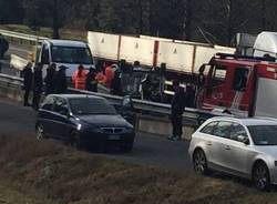 Auto ribaltata a Gavirate (inserita in galleria)