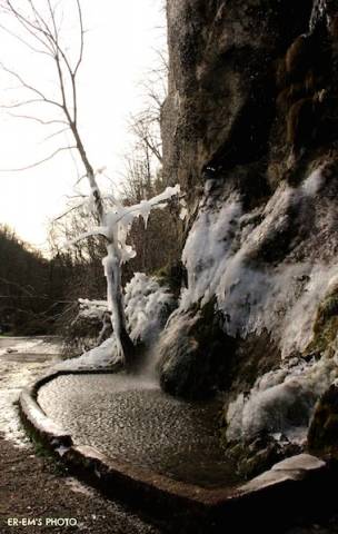 Cristalli di ghiaccio alle Grotte della Valganna  (inserita in galleria)