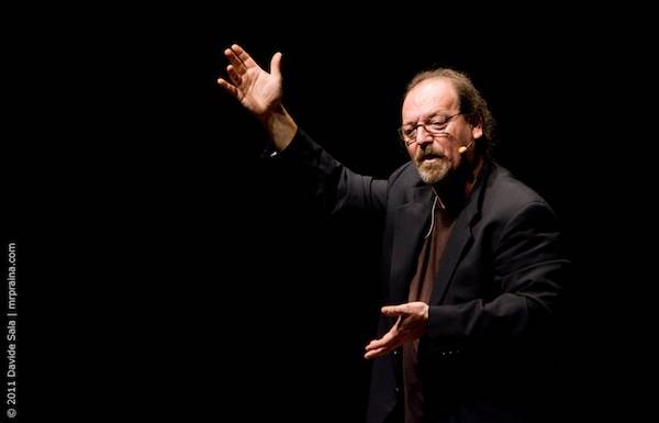 Flavio Oreglio, il "cabarettista scienziato" al Cafè Teatro per i trent'anni di attività (inserita in galleria)