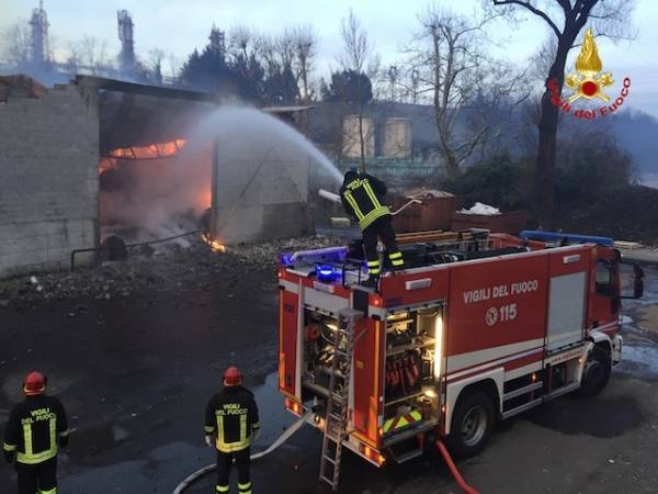 Gorla, l'incendio alla cartiera (inserita in galleria)