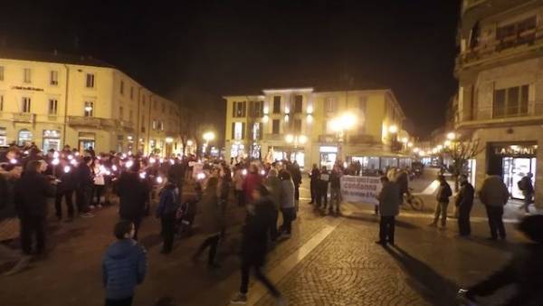 In 400 per la fiaccolata "Per stare insieme" (inserita in galleria)