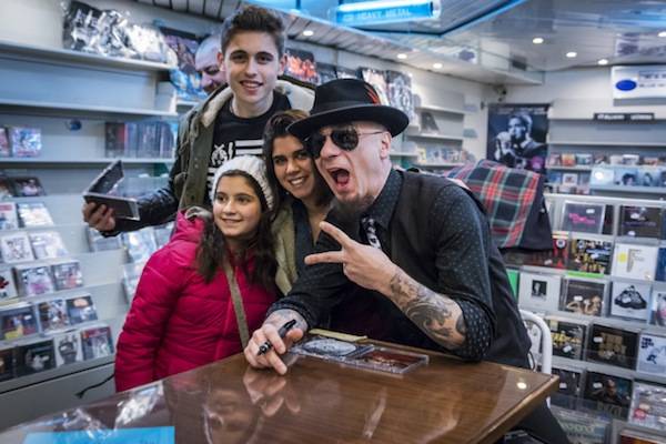 In mille per J-Ax alla Casa del Disco di Varese - 2  (inserita in galleria)