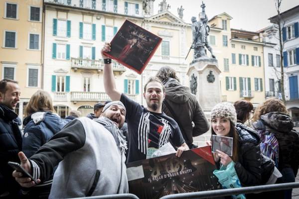In mille per J-Ax alla Casa del Disco di Varese  (inserita in galleria)