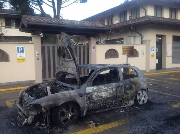 Incendio Auto a Cavaria con Premzzo (inserita in galleria)