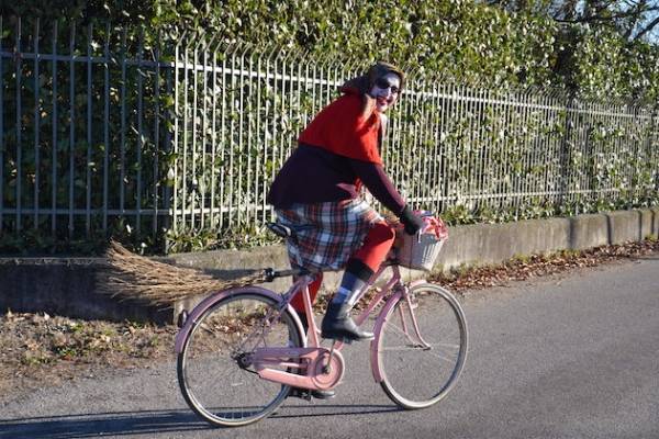 La befana arriva bicicletta  (inserita in galleria)