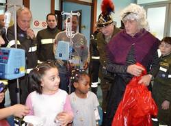 La befana visita i bambini ricoverati all'ospedale Del Ponte  (inserita in galleria)