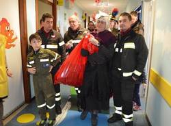 La befana visita i bambini ricoverati all'ospedale Del Ponte  (inserita in galleria)