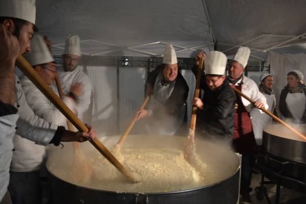 La cena in piazza della Giobia (inserita in galleria)