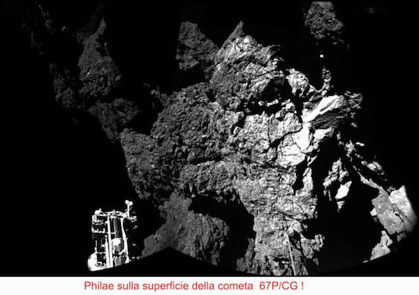 La cometa, fotografata da Rosetta (inserita in galleria)