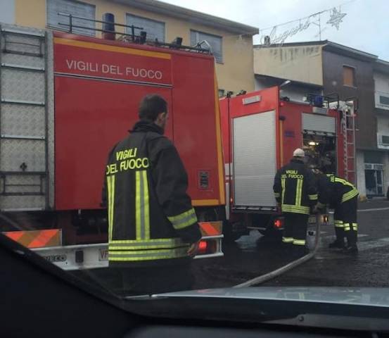 "Nevica" cenere intorno alla cartiera bruciata (inserita in galleria)