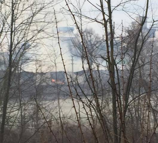 "Nevica" cenere intorno alla cartiera bruciata (inserita in galleria)