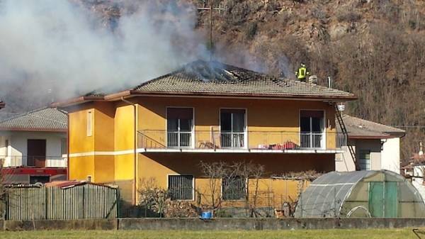 Tetto in fiamme a Porto Ceresio (inserita in galleria)