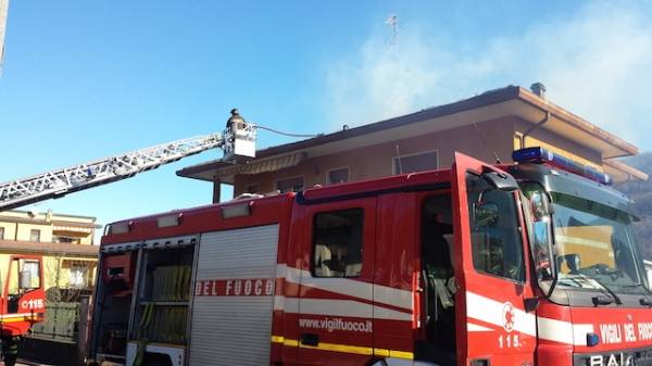 Tetto in fiamme a Porto Ceresio (inserita in galleria)