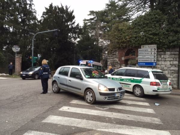 Auto contro moto a Gazzada Schianno (inserita in galleria)