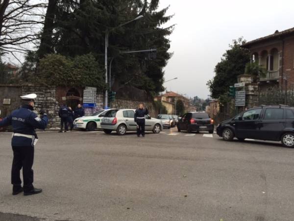 Auto contro moto a Gazzada Schianno (inserita in galleria)
